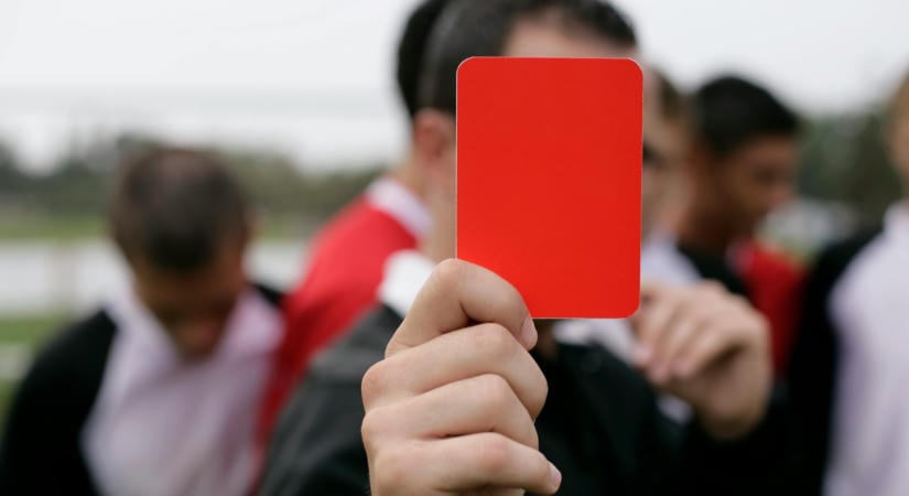 Forradalom a fociban: Megérkezett a digitális piros és sárga lap! - videó