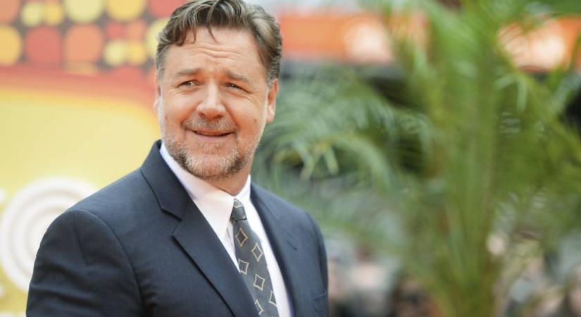 A 62 éves Russell Crowe-t hosszú hajjal és ősz szakállal lehetetlenség felismerni: így fest most a színész