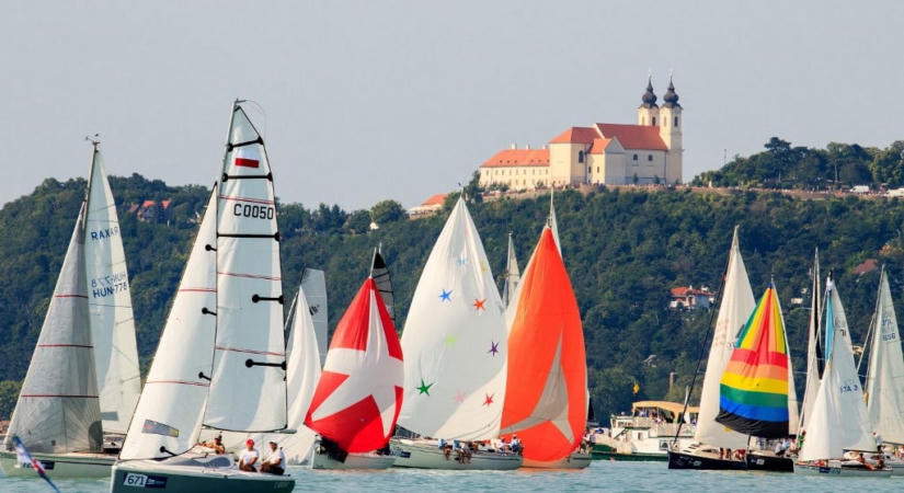 Elrajtolt a Kékszalag mezőnye Balatonfüredről