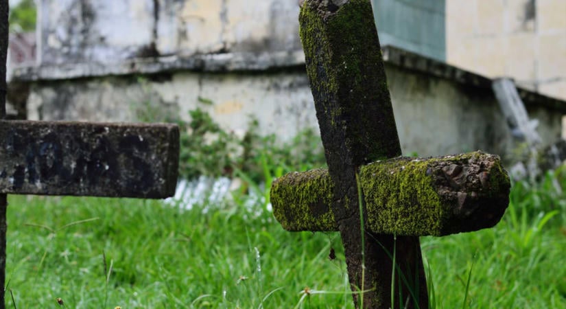 Újabb zsákok találtak emberi maradványokkal a temetőben