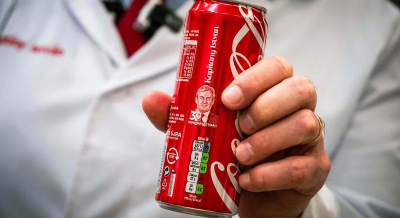 Saját arcképével ellátott Coca-Cola-dobozt kapott Kapitány István a dunaharaszti kólagyárban