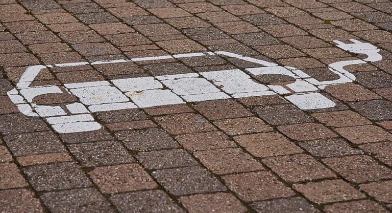 EY: Európában 2030-ra várható az elektromos járművek piaci áttörése