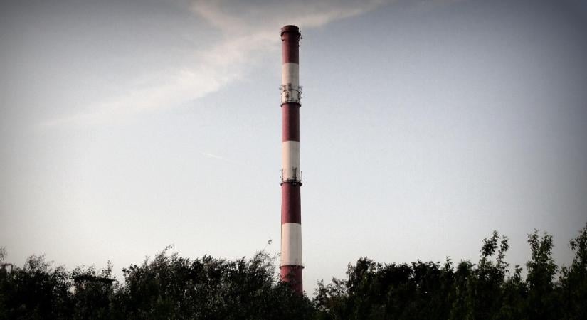 Negyven méteres kéményre mászott egy férfi, hogy a mélybe vesse magát