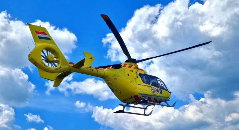 Mentőhelikopter szállt le az M1-esre, több mint 10 kilométeres a torlódás a karambol miatt
