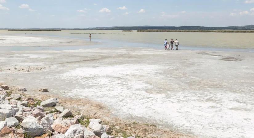 Estére újra megtelik a Velencei-tó partja, napközben szinte üres minden