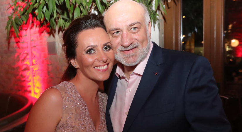 15 év telt el az első randevú óta – Csézy azóta is minden hónapban rózsát kap a férjétől