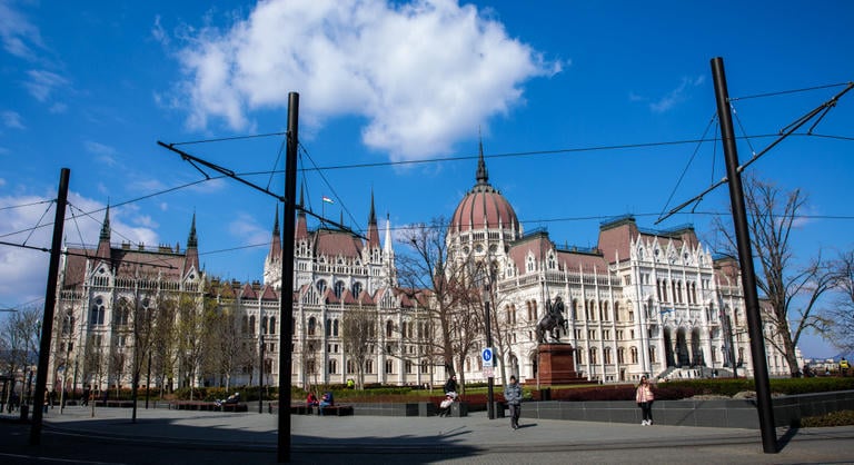 Tüntetést szervez a Kossuth térre a KözTér