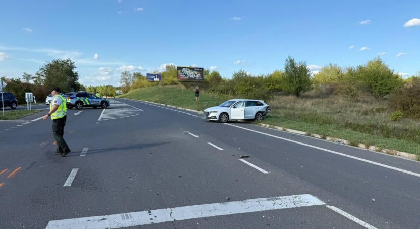 Motorkerékpár és személyautó ütközött, egy személy megsérült