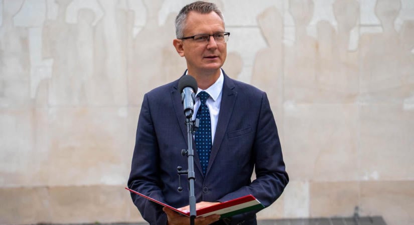 Lannert férjének debreceni alapítványi juttatását kifogásolják