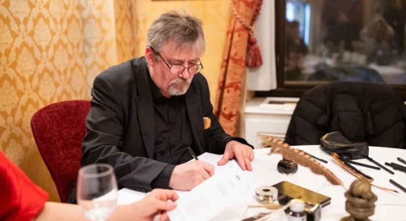 Kiderült, ki az a baranyai alkotó, aki Magyar Péter különleges vatikáni ajándékát készítette