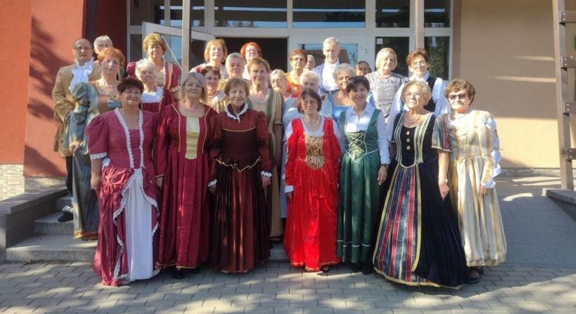 Pompás ruhák, tánc és süteményillat a vépi reneszánsz forgatagban