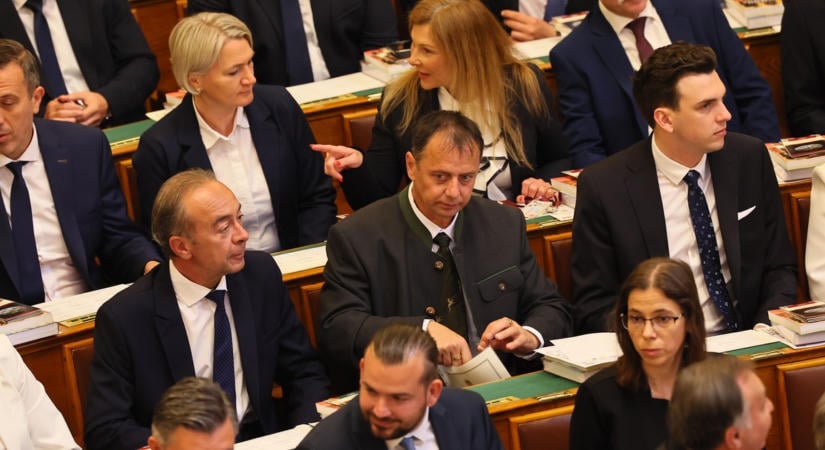 Távozik a parlamenti szakbizottságból az afrikai luxusvadászatok miatt botrányba keveredett tiszás képviselő