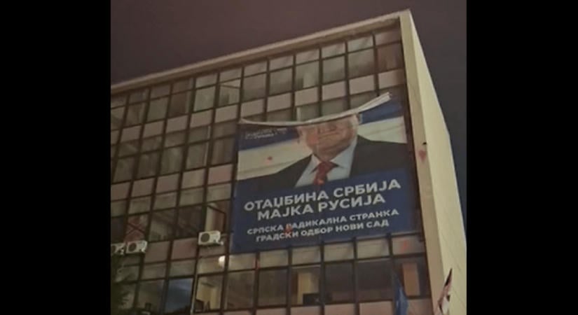 Szerb választás: Újvidéken letépték Vucsics politikai mentorának 20 éve kifüggesztett óriásplakátját