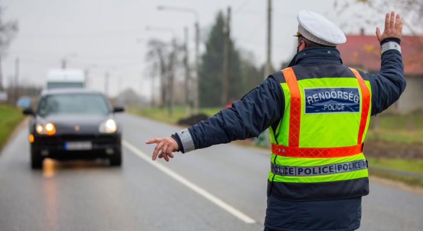 Két jogosítványt is villantott a rendőröknek egy tilosban előző sofőr a Balaton-parton
