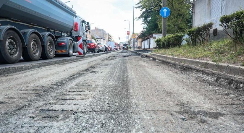 Jövőhéten sem áll meg az útfelújítás: ezek a buszmegállók és csomópontok lesznek lezárva