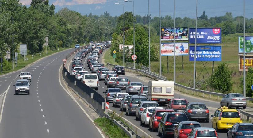 Tízkilométeres dugó lett az M0-áson Maglódnál, miután az útra borult egy kamion rakománya