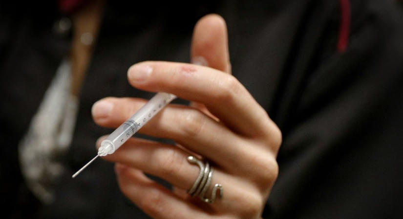 Aggasztó felfedezés: változásokat találtak a szemben a Pfizer-vakcina után