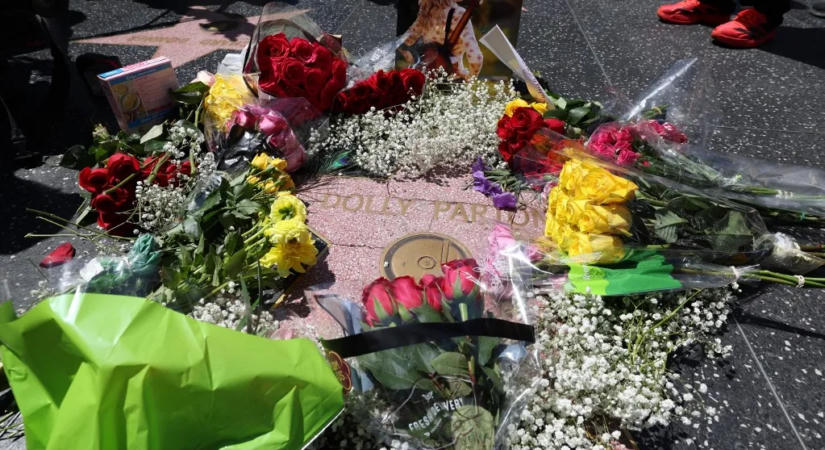 Új csillagot kapott Dolly Parton a hollywoodi Hírességek Sétányán
