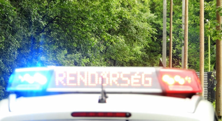 Felborult egy autó a 33-as főúton, Hortobágynál