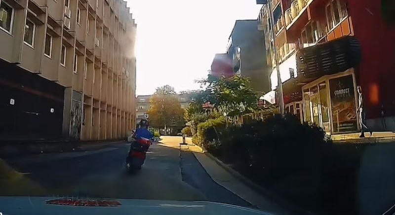 Jogosítványa sincs, de mindig menekül a rendőrök elől egy 13 éves motoros - videó