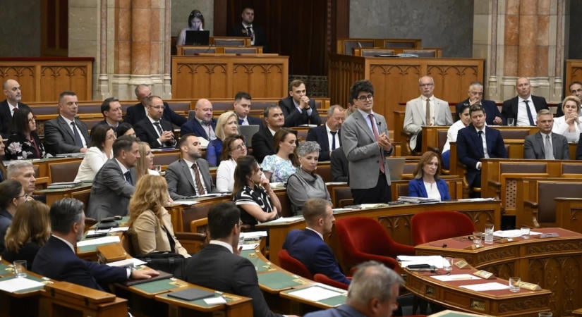 Országgyűlés Hivatala: havi 74 millió megy ingatlanokra
