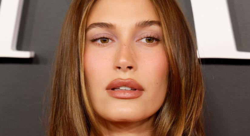 Elege lett a kritikákból: Hailey Bieber elárulta, miért kell állandó dadus a kisfia mellé