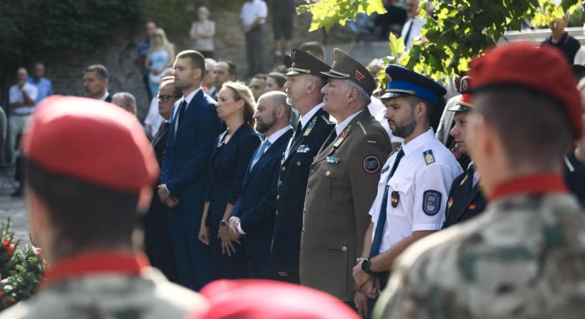 Szent István szobránál emlékeztek az államalapításra Győrben - fotók