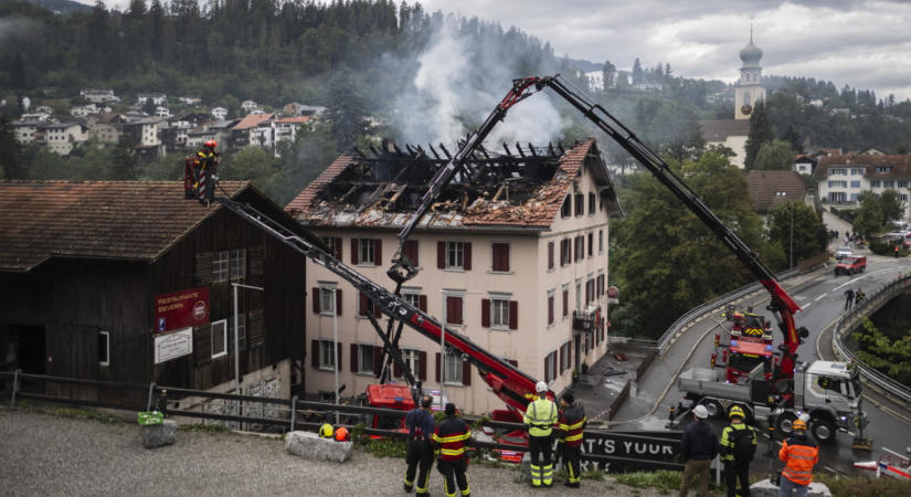 Két román állampolgár halt meg a svájci Thusisban történt tűzvészben