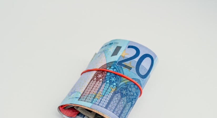 Már több mint két forinttal kerül többe egy euró, mint reggel