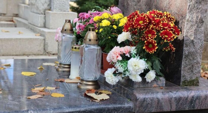 Mindenszentek és Halottak napja előtt is sokan látogatnak a temetőbe - a tűzesetek is ilyenkor sokasodnak