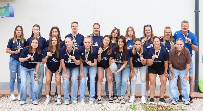 Nehéz helyzetben is összetart a veszprémi női foci