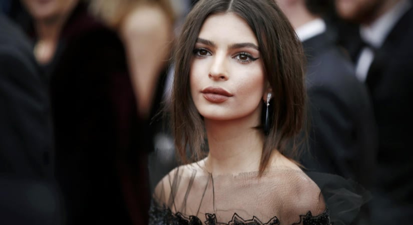 Emily Ratajkowski áttetsző estélyije minden tekintetet magára vonzott, így ragyogott Londonban