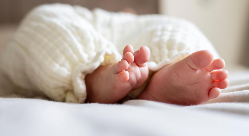 A kórházak lettek a gyermekvédelem várótermei: babák százai rekednek az intézményekben
