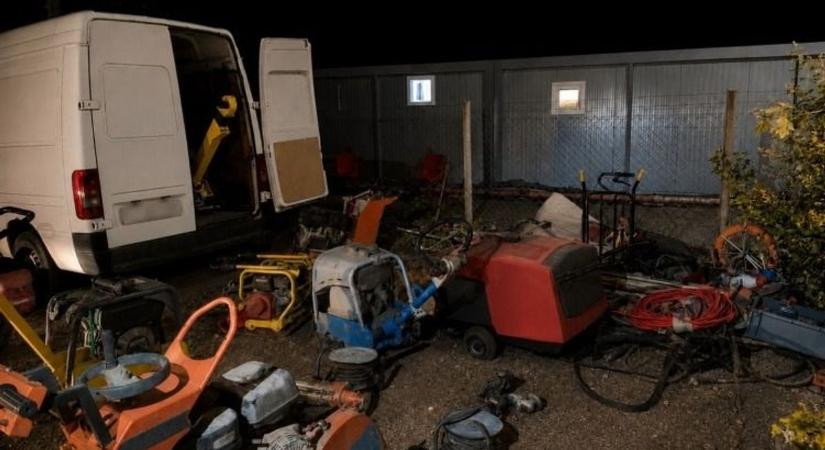 Milliós zsákmány bukott le a határnál, körözött munkagépeket találtak egy furgonban