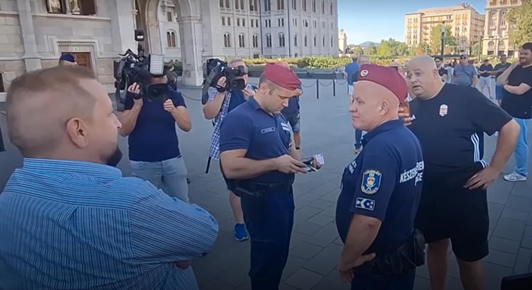 „Játsszuk le ketten” – nekimentek egy újságírónak a Kossuth téren, elszabadultak az indulatok a tüntetésen