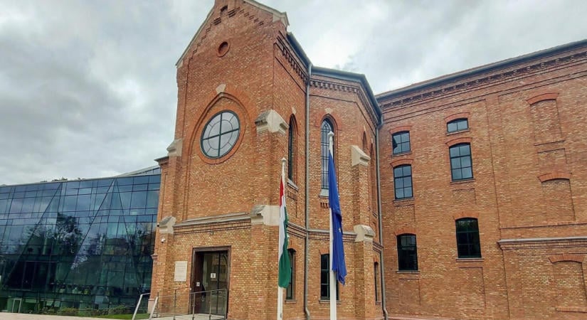 „Szervilis” versenyhivatal a NER alatt: a GVH szerint „magánügy”, hogy van-e kép Szijjártóról az elnökhelyettes irodájában