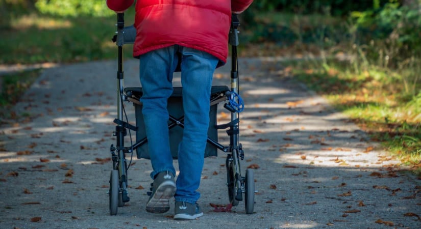 Még ez is: ellopták az úton egy 90 éves férfi járókeretét