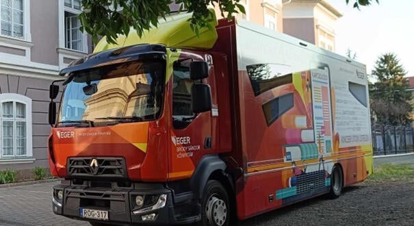 Könyvtárbusszal érkezik a Bródy a Hunyadiba: könyvek és társasjátékok várják a diákokat