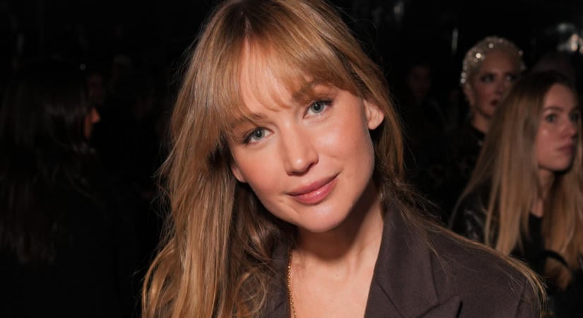 Jennifer Lawrence bemutatja: ilyen szoknyát viselj blézerrel idén ősszel