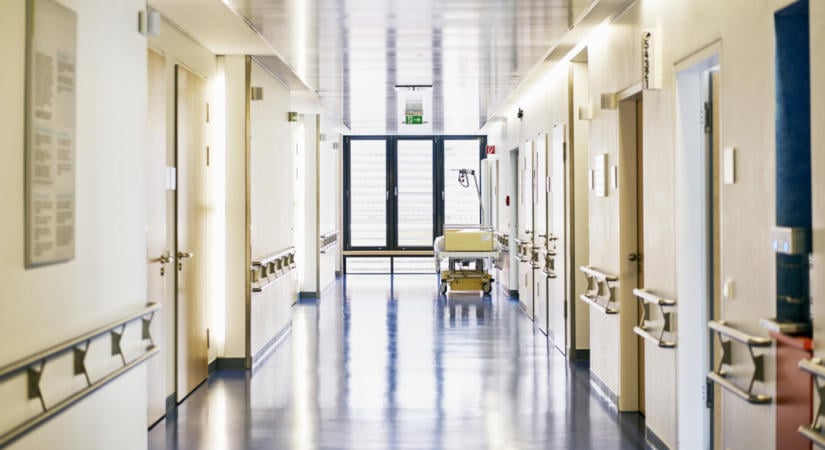 Tíz percet adott a kórháznak a fenyegetőző férfi
