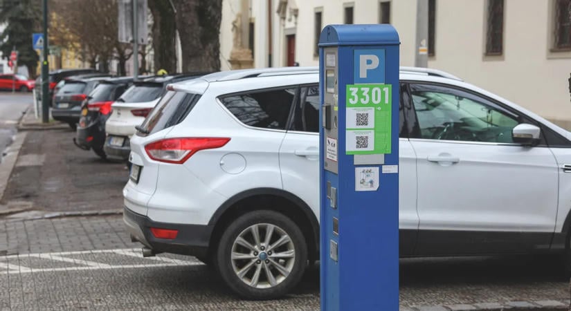 Csökkentik Józsefváros vezetőinek fizetését