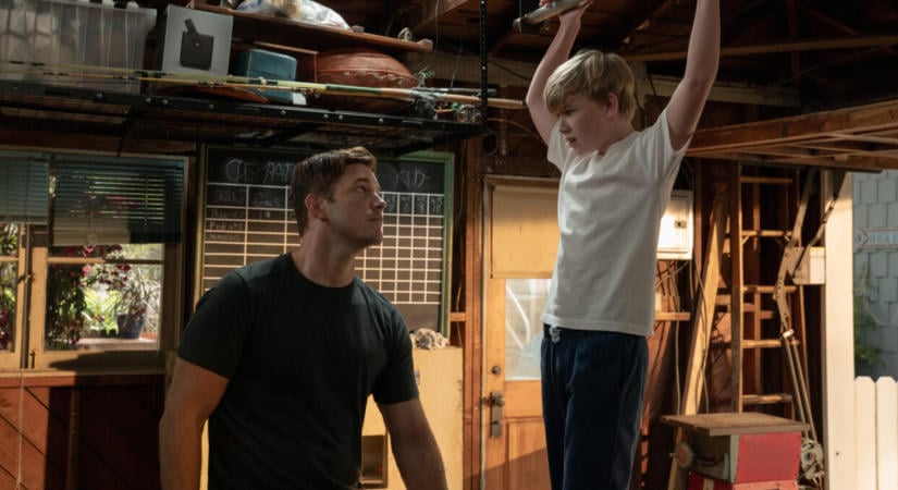 Chris Pratt elitkommandós módszerekkel farag harcost egy félénk kisfiúból az Apple új filmjének első előzetesében