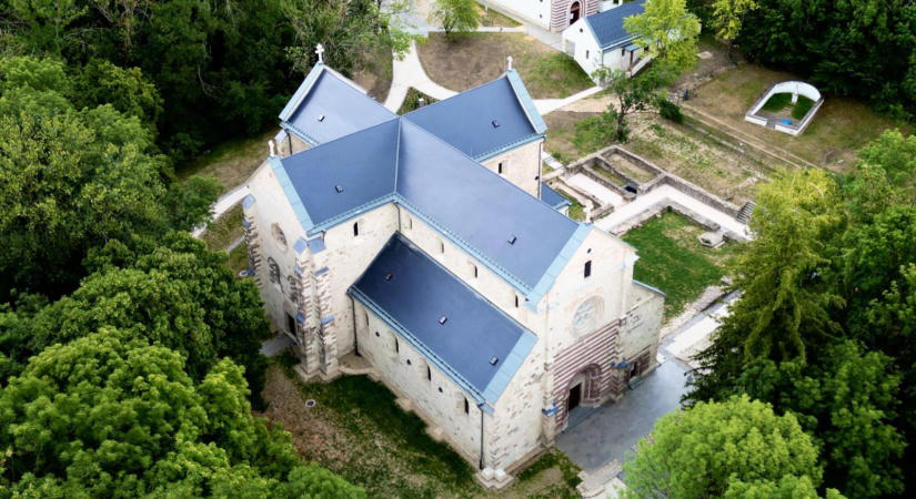 Nyitás után két hónappal be kellett zárni a kétmilliárdért felújított bélapátfalvi apátságot