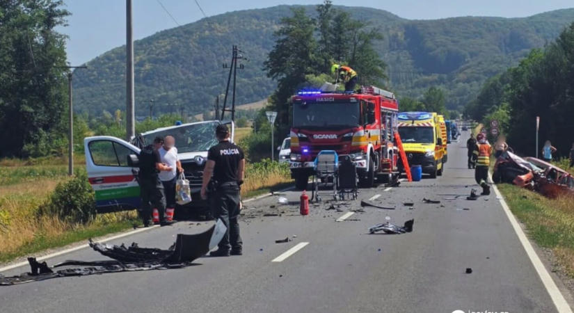 Betegszállító és személyautó ütközött, öten megsérültek