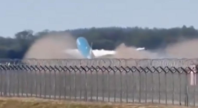 Rémisztő felszállás Münchenben: a kifutópálya végén emelkedett el a Boeing, a farokrésze a betonhoz csapódott