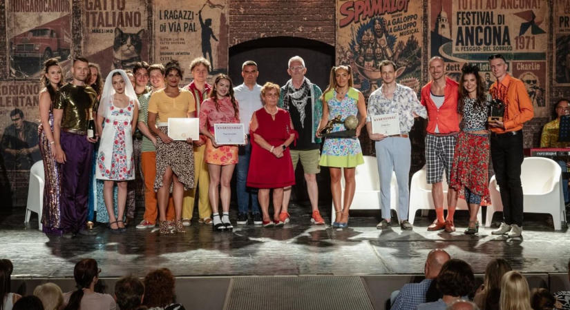 Búcsúzik a sikerelőadás: díjesővel és új örökös taggal zárta az évadot a Kvártélyház