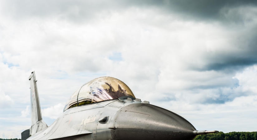 Pánik a levegőben: ismeretlen francia kisgép miatt készültségbe helyezték a magyar Gripeneket