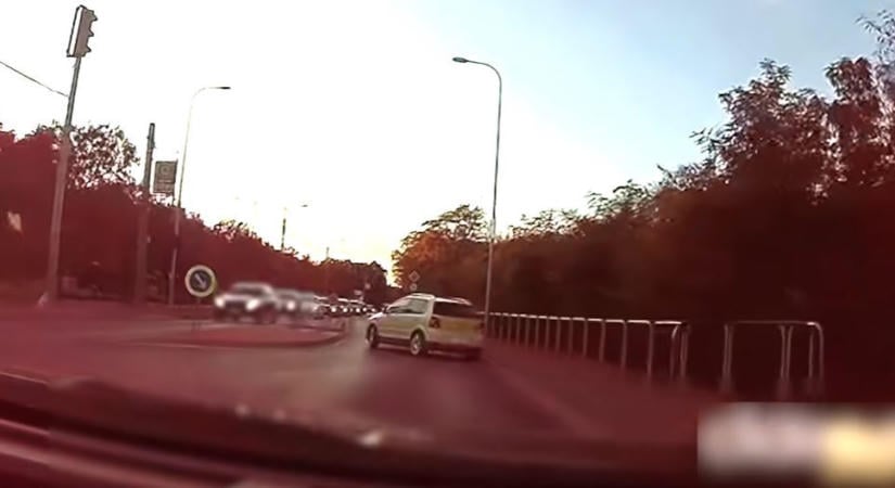 Veszélyes manőverek után balesetbe keveredett egy autós Újpalotán – videó