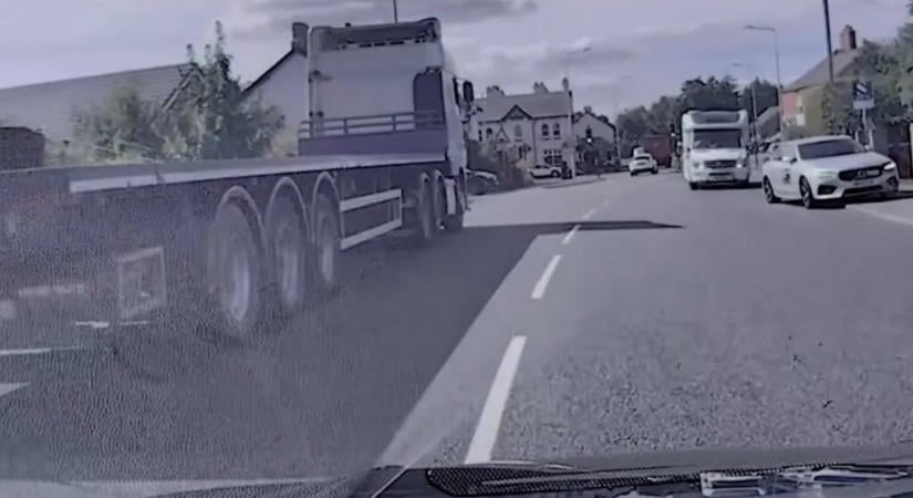 Pótkocsis nyergesvontatóval menekült a rendőrök elől egy 21 éves brit férfi