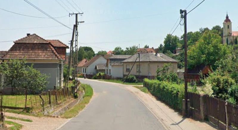 Villanyoszlopnak ütközött egy autó Hangonyban